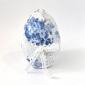 Πασχαλινό αυγό με μπλε λουλούδια